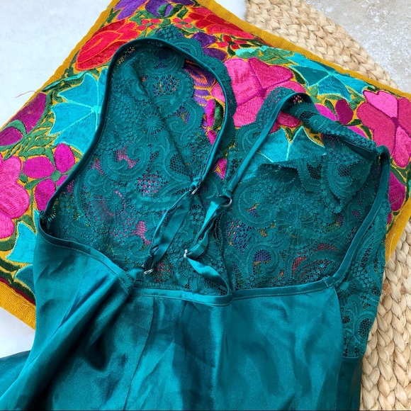 VTG VS | Slip Nightgown & Robe - Picture 4 of 14